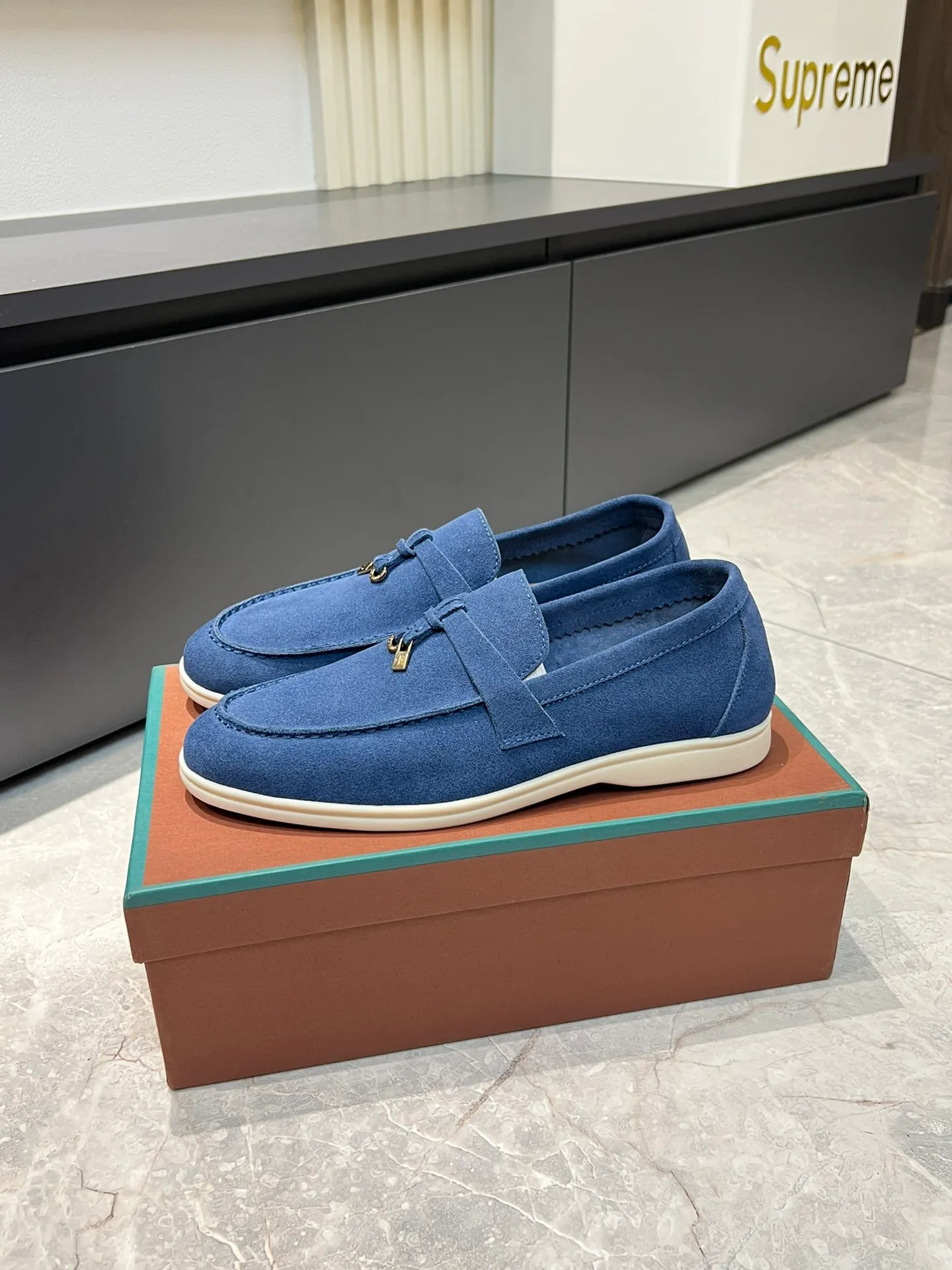 Men's shoes 💰p360 "Loro men's shoes 💰pian'*" Classic L men's shoes for couples 💰p Top version British flat loafers, a must-have item in old money style, the minimalist design is eye-catching and durable, a plus point for dressing The soft foot feel and texture are outstanding. They don’t scratch your feet and are very nice. They are matched with soft and waxy soles. They can be worn daily for a long time without getting tired. They are easy to wear, versatile and classic items, with perfect foot feel and texture! Imported cashmere fabric, the lining is made of imported A-grade water-dyed cow lining, the top version of the genuine leather midsole is sewn with pure handmade mark thread! Size: Female 35-40 (34. Customized) Male 38-44 (45.46. Customized)